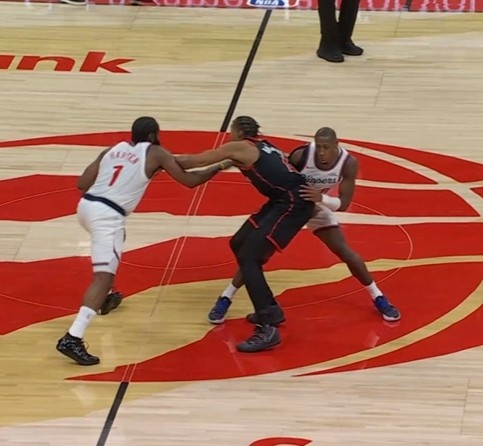 大乐透开奖结果今天奖-关键球！邓恩掩护撞到巴恩斯&amp;裁判吹掩护犯规 快船挑战失败